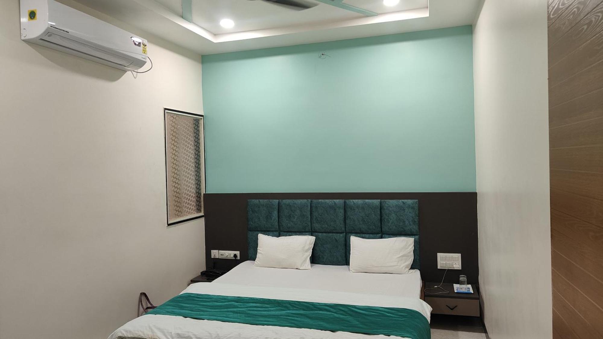 Yashomati Hotel Maheshwar Ngoại thất bức ảnh